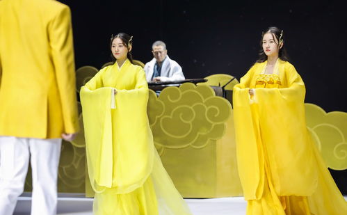 巴黎時裝不算什么,當(dāng)中國漢服走上國際時裝周,外國人都被驚艷了 素錦青衫